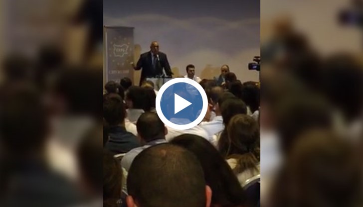 Премиерът се пусна на живо във "Фейсбук"