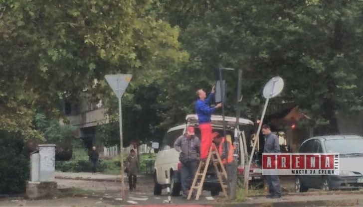 Поредният дрифт по бул „Липник“ завърши със счупен светофар и съборен знак на кръстовището на Олимп