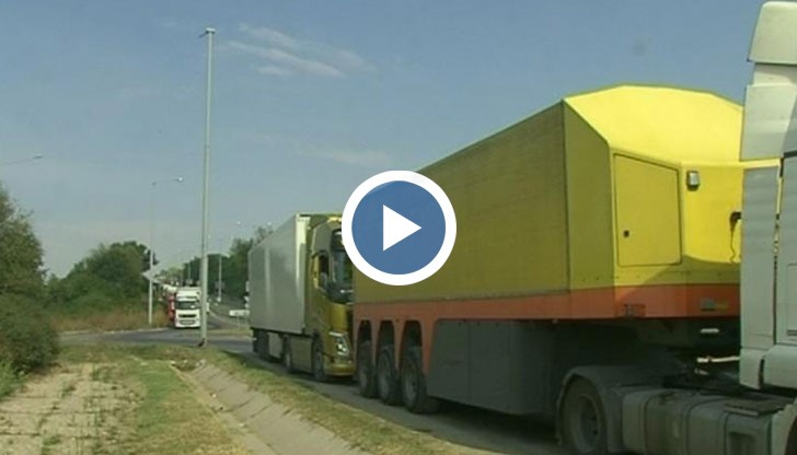 Шофьорите, които чакат от тази сутрин казват, че няма нито една тоалетна и нито един кош за боклук