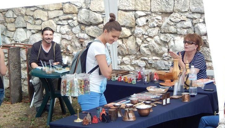 Гостите на пазара ще имат възможност да опитат вкусни блюда и напитки от римската кухня с продукти от преди Колумб