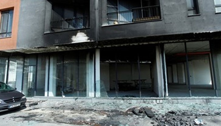 Луксозният "Мерцедес" избухнал в пламъци посреднощ, затова разследващите твърдят, че е било само за сплашване