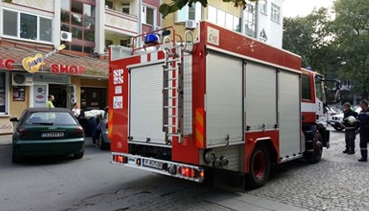 Подплашени съседи викнали пожарната за запален вестник на тераса