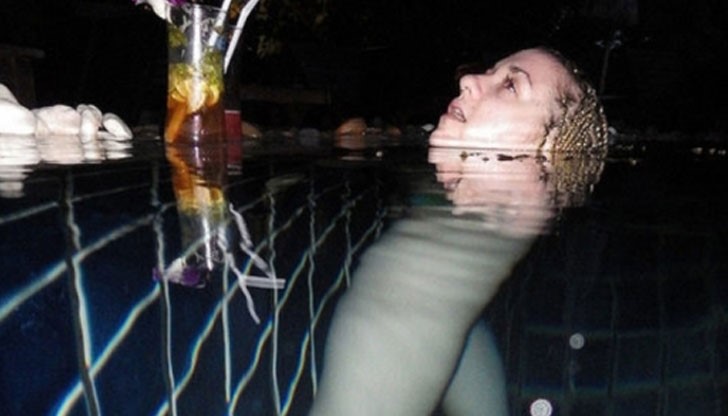 Как се е получило така, че на повърхността на водата се вижда лице, а под него само крака?