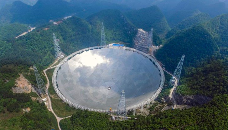 Гигантският телескоп има чиния с диаметър 500 метра и може да долови сигнали, идващи от над 1000 светлинни години