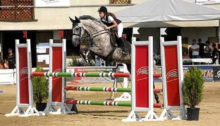 Състезанието по прескачане на препятствия е организирано от русенските клубове Истър и Екуестре Състезанието по прескачане на препятствия е организирано от русенските клубове Истър и Екуестре