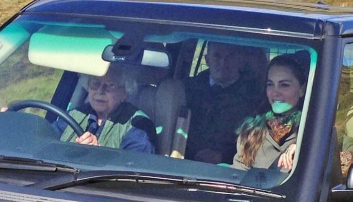 Кралицата води Кейт на семейна разходка