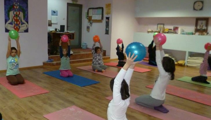 Събитието е насочено към деца на възраст 6-13 г. и техните родители, които ще имат възможност да участват в основен урок по йога и тренировка по акробатика