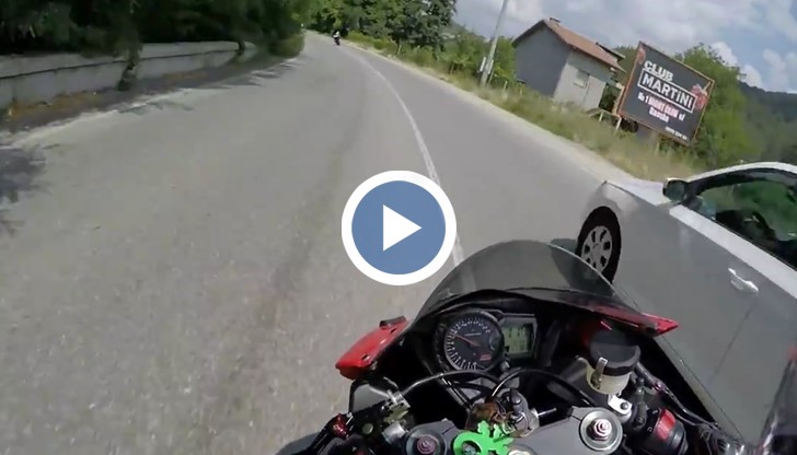 Родни мотористи летят по планински път с над 200 км/час