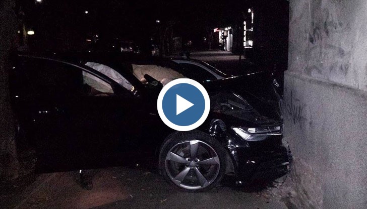 Малко след полунощ днес, "Ауди А6" с английска регистрация, движейки се по ул. "Борисова", се е забил с висока скорост в сграда на ъгъла с ул. "К. Иречек"