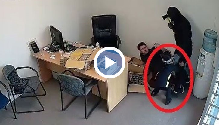 Детето се хвърлило към мъжа с брадвата, защото помислило, че поваленият на земята служител е баща му