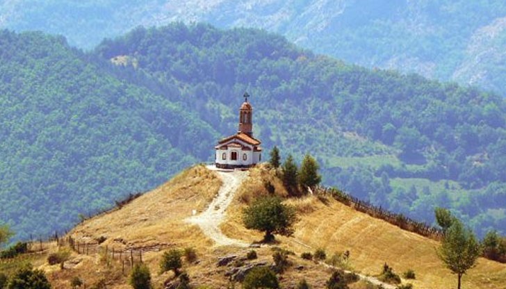 Богомолците, пристигнали вчера на Кръстова гора, вярват, че изцелението идва докато спят