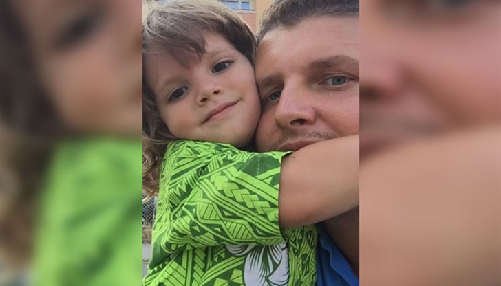 Направи го психически нестабилната му майка с фалшиви паспорти