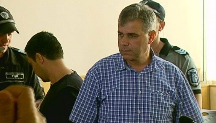 Той е обвинен в три престъпления – вземане на подкуп в размер на 40 000 лв., присвояване на над 12 000 лв. и това, че е подписал и разрешил на определена фирма да работи по проект на общината с фалшиви документи