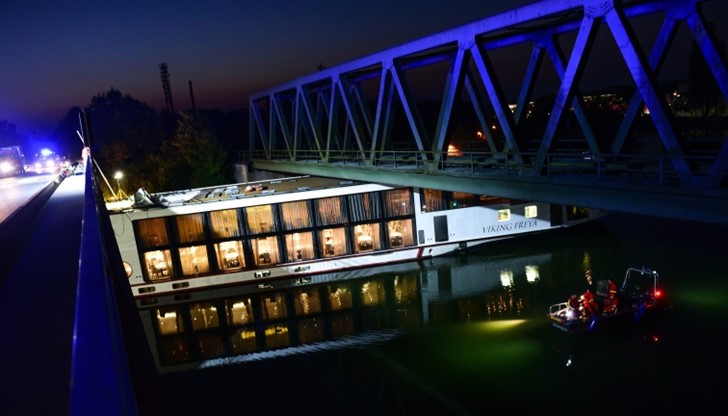 В Германия плаващ хотел се удари в мост