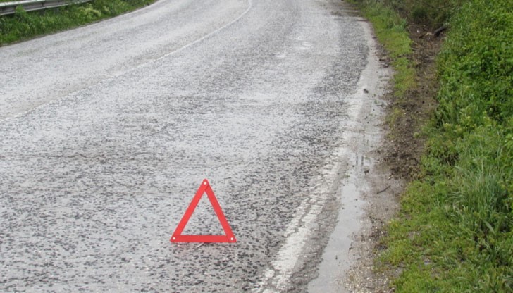 Трима загинали при катастрофа между автобус и лека кола Трима загинали при катастрофа между автобус и лека кола