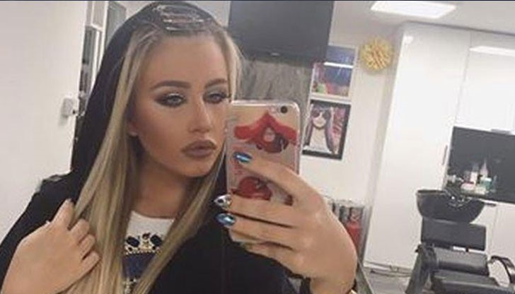 Певицата е заела неприлична поза, а ръката ѝ се намира между краката