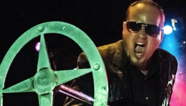 Вокалистът на „Джудас Прийст“ Тим Оуенс огласява площад „Свобода“