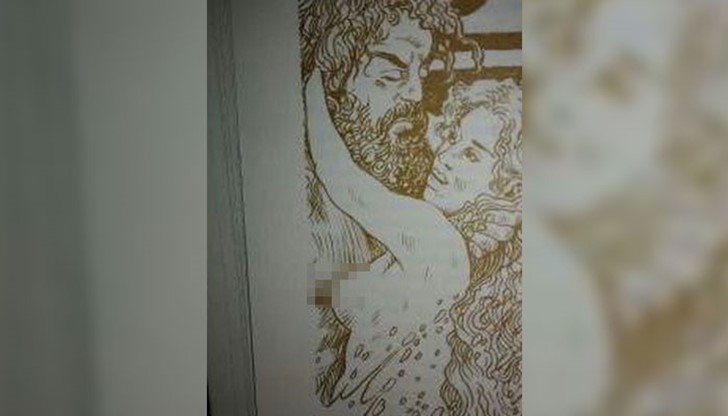 Снимките на разсъблечени жени и мъже са поместени в издание, което е дадено като задължителна литература