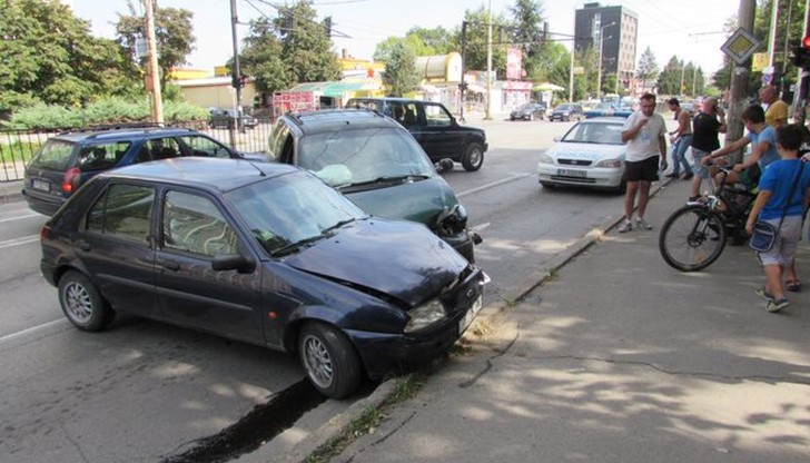 Автобус с работници правил обратен завой от средна лента