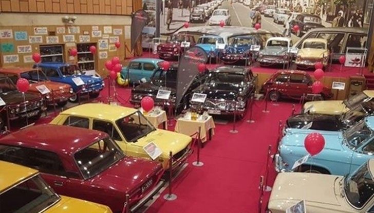 Най-голямата атракция е 40-годишна „Чайка“, оборудвана с климатик и ел. стъкла Най-голямата атракция е 40-годишна „Чайка“, оборудвана с климатик и ел. стъкла