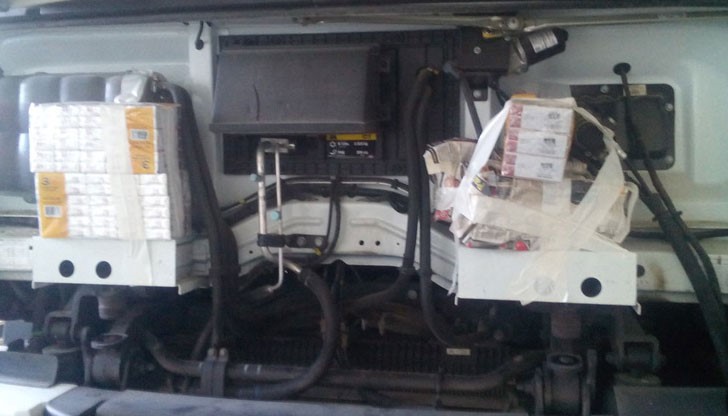 Шофьор на турски камион облепил двигателя със стекове цигари