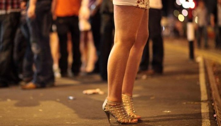 Сексуалните дейности „крайпътната пеперуда” осъществявала в разположените до пътното платно храсти и затревени площи Сексуалните дейности „крайпътната пеперуда” осъществявала в разположените до пътното платно храсти и затревени площи