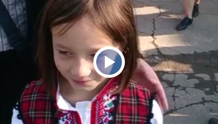 На първия учебен ден едно момиченце реши да облече народна носия