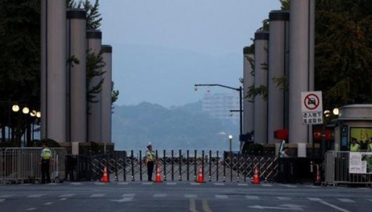 Предприятията спряха работа, затворени са и всички магазини