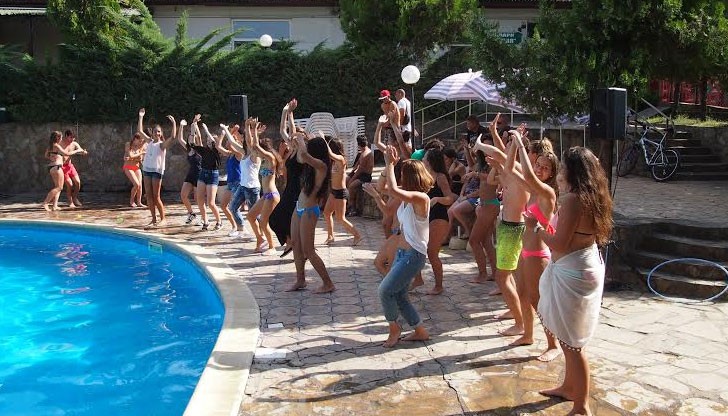 Всички участници в училището получиха грамота за преминато успешно обучение