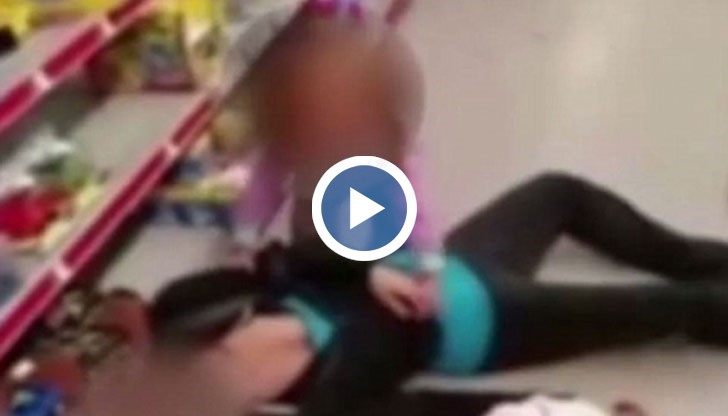 Момиченцето дърпа майка си за ръката, след като е припаднала в магазин