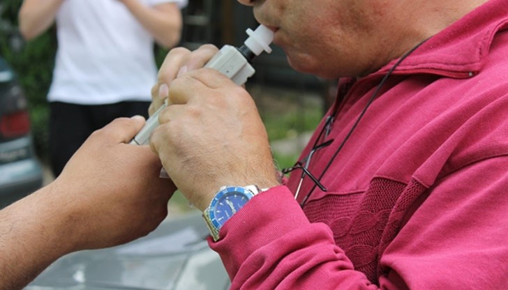 Пияният шофьор е загубил контрол над колата си и е блъснал друг автомобил Пияният шофьор е загубил контрол над колата си и е блъснал друг автомобил