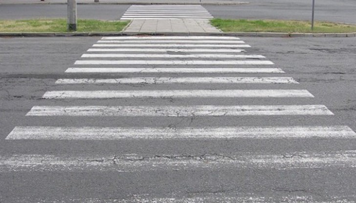 Пешеходците трябва да се съобразят със скоростта, посоката на движение и отстояние на приближаващите към тях превозни средства Пешеходците трябва да се съобразят със скоростта, посоката на движение и отстояние на приближаващите към тях превозни средства