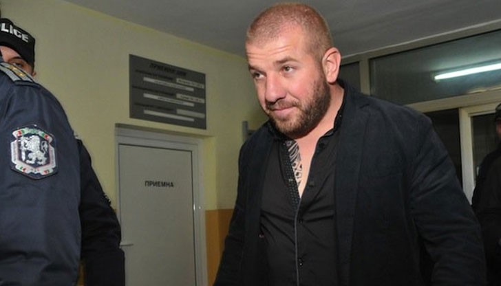 Той се е опитал да пренесе паметна плоча, подобна на тази, която беше потрошена от македонския журналист Миленко Неделковски