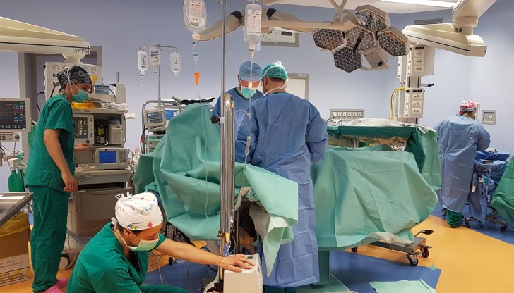 Жената е имала разсейки в много органи, но след 11 часова операция тя ще живее