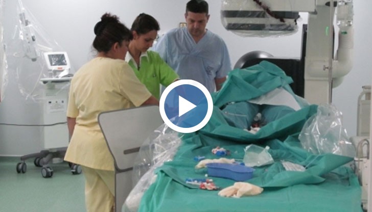 Д-р Калустян обяснява действието на ангиографа в УМБАЛ - Русе