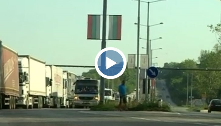 На пропускателния пункт, вече работят всички трасета, както от българска, така и от румънска страна