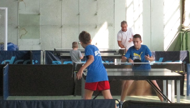 В състезанието по тенис на маса се включиха около 20 деца от училища в Русе