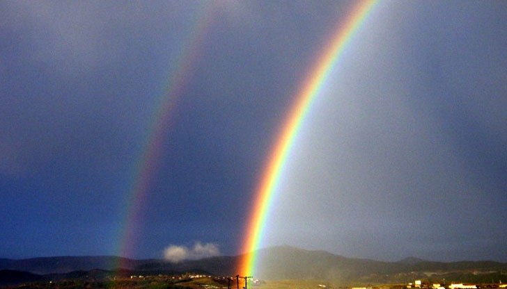Точно преди минути заваля лек дъжд, но слънцето продължаваше да препича! Точно преди минути заваля лек дъжд, но слънцето продължаваше да препича!