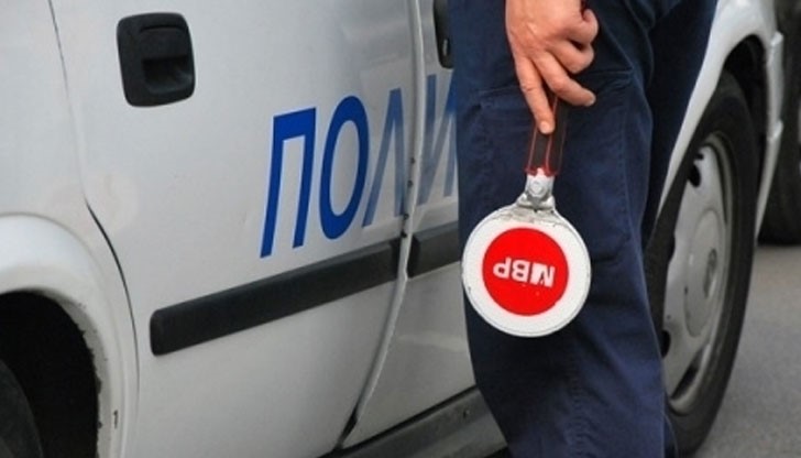 По време на проверка, в полицейската кола се удря автомобил