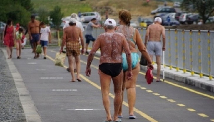 Хиляди туристи са посетили басейните с луга и лечебна кал на Атанасовско езеро