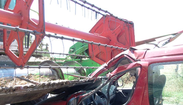 Комбайн и лека кола са се сблъскали на кръстовище - трима са пострадали тежко и още двама са с охлузвания / Снимката е илюстративна