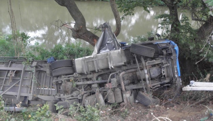 След удара камионът е излязъл от пътя и се преобърнал на дясната си част