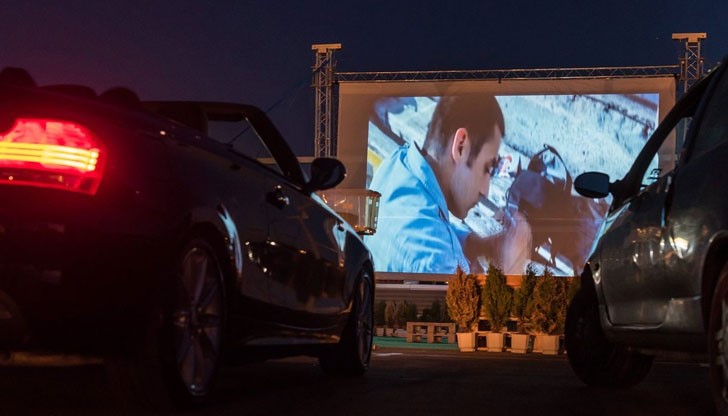 Пътуващото автокино ще обиколи 15 областни града в периода от 23 септември до 23 октомври Пътуващото автокино ще обиколи 15 областни града в периода от 23 септември до 23 октомври