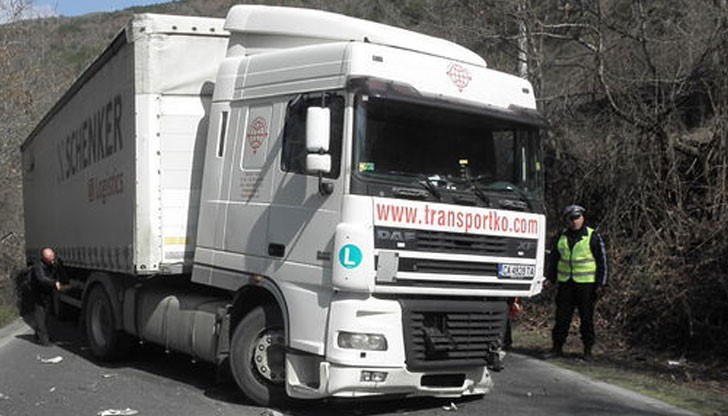 Български шофьор на камион прегази деца колоездачи в украинското село Български шофьор на камион прегази деца колоездачи в украинското село