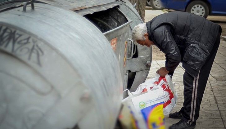 Взеха да оставят храна до кофите Взеха да оставят храна до кофите