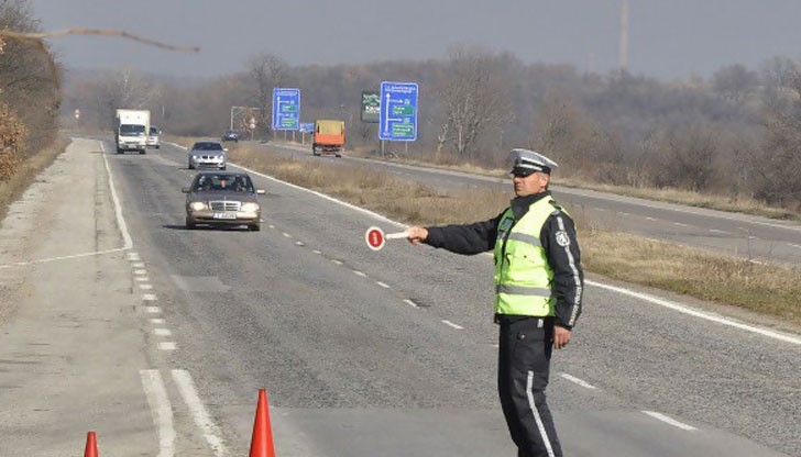 Временно движението по път I-2 Русе - Разград в участъка Гецово - Осенец се осъществява в една лента / Снимката е илюстративна Временно движението по път I-2 Русе - Разград в участъка Гецово - Осенец се осъществява в една лента / Снимката е илюстративна