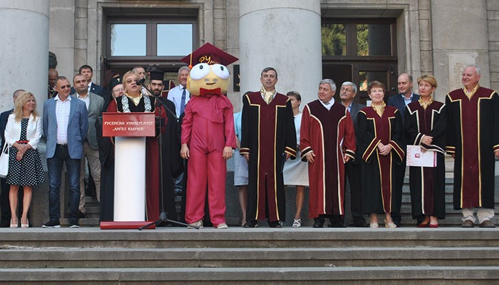 Церемонията започна с приветствие от ректора на РУ „Ангел Кънчев“ проф. Велизара Пенчева