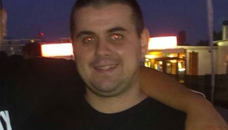 Фенът на Нефтохимик Манол Петров от утре вече няма да е служител на територията на МОЛ „Галерия“ в Бургас