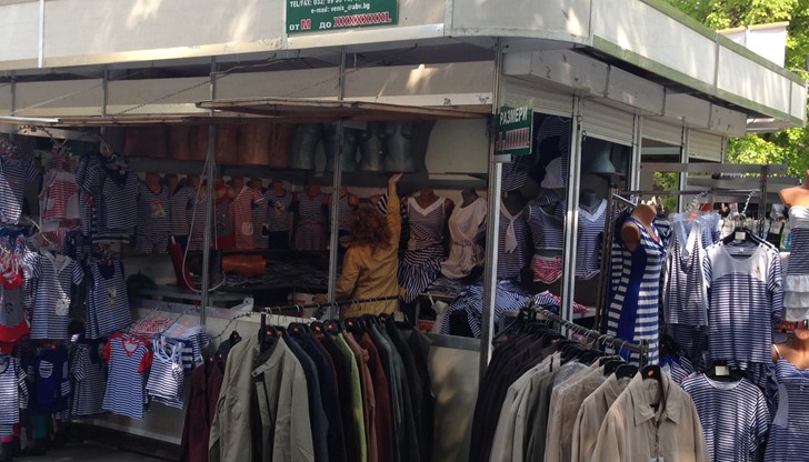 Панаирът на модата примамва посетителите с модна конфекция, ефектни чанти и качествени български стоки на ниски цени