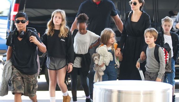 Причината за началото на разследването е инцидент на частен самолет, при който подпийналият Пит се държал агресивно с децата, твърди неназован източник